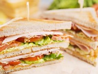 Chivitos, panchos y sándwiches: los bocados más tentadores de La Parecida