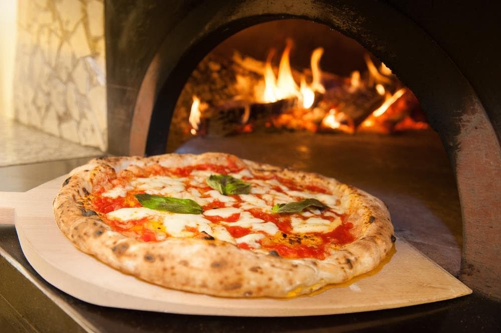 ¿Qué hace que las pizzas de horno de leña sean tan especiales?