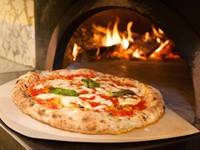 ¿Qué hace que las pizzas de horno de leña sean tan especiales?